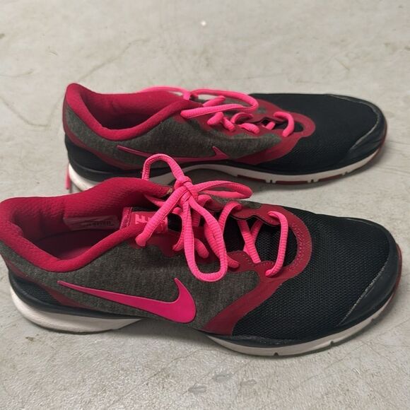 Womens Nike Shoes - Like New - Excellent Condition - Size 8 - Black and Pink - Picture 3 of 4